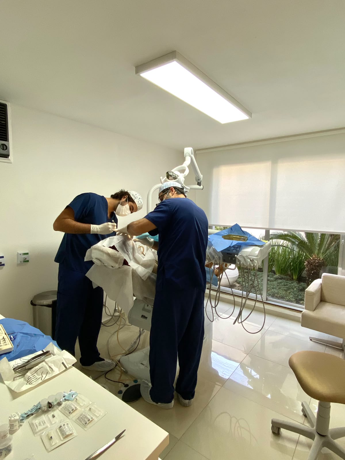 Equipe durante um atendimento odontológico
